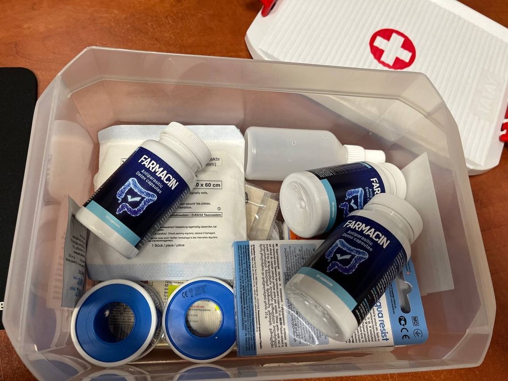 Valge Farmacini purk sinise etiketiga