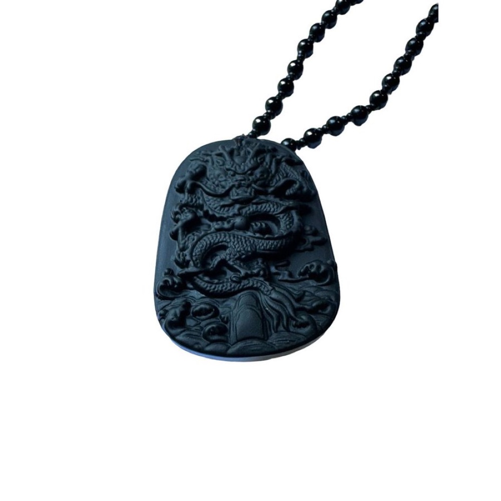 จี้หินดำแกะสลัก Fortune Amulet