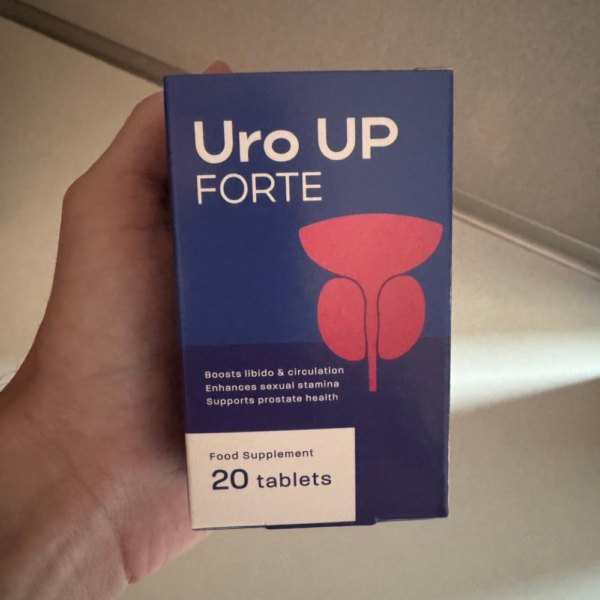 Uro UP Forte, suplement diety, niebieskie pudełko z 20 tabletkami trzymane w dłoni