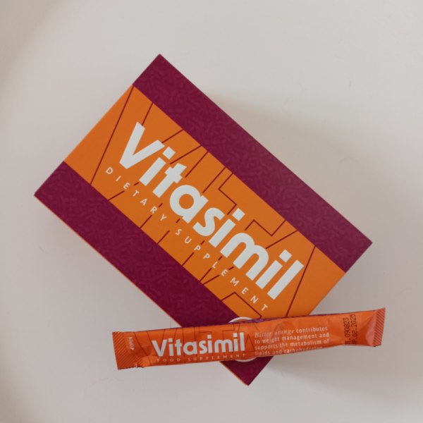 Vitasimil, suplement diety, pomarańczowo-bordowe pudełko i saszetka